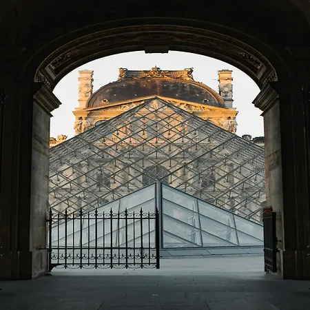 Luminous 1bdr Witha C&balcony-marais Louvre * Parigi