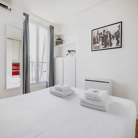 Luminous 1bdr Witha C&balcony-marais Louvre Parigi
