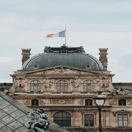Luminous 1bdr Witha C&balcony-marais Louvre Parigi